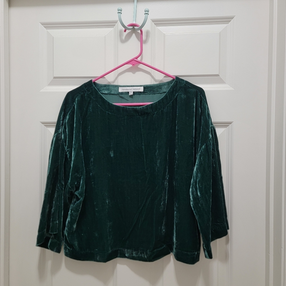 ANTHROPOLOGIE CUPCAKES & CASHMERE VELVET GREEN TOP SIZE XS